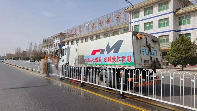市综合执法局洒水喷雾降尘 织密城市防尘网