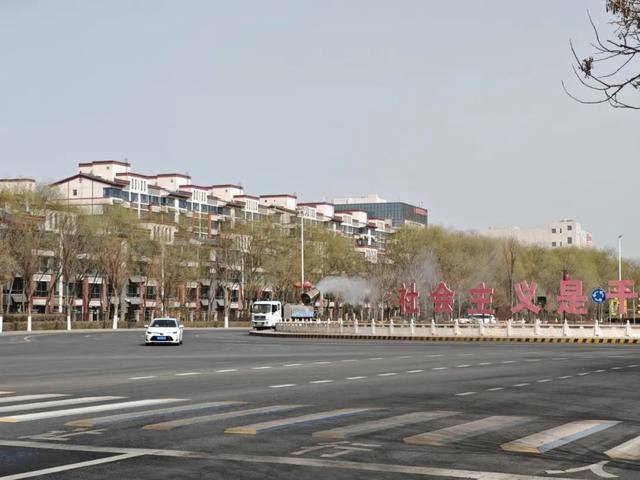 市综合执法局洒水喷雾降尘 织密城市防尘网