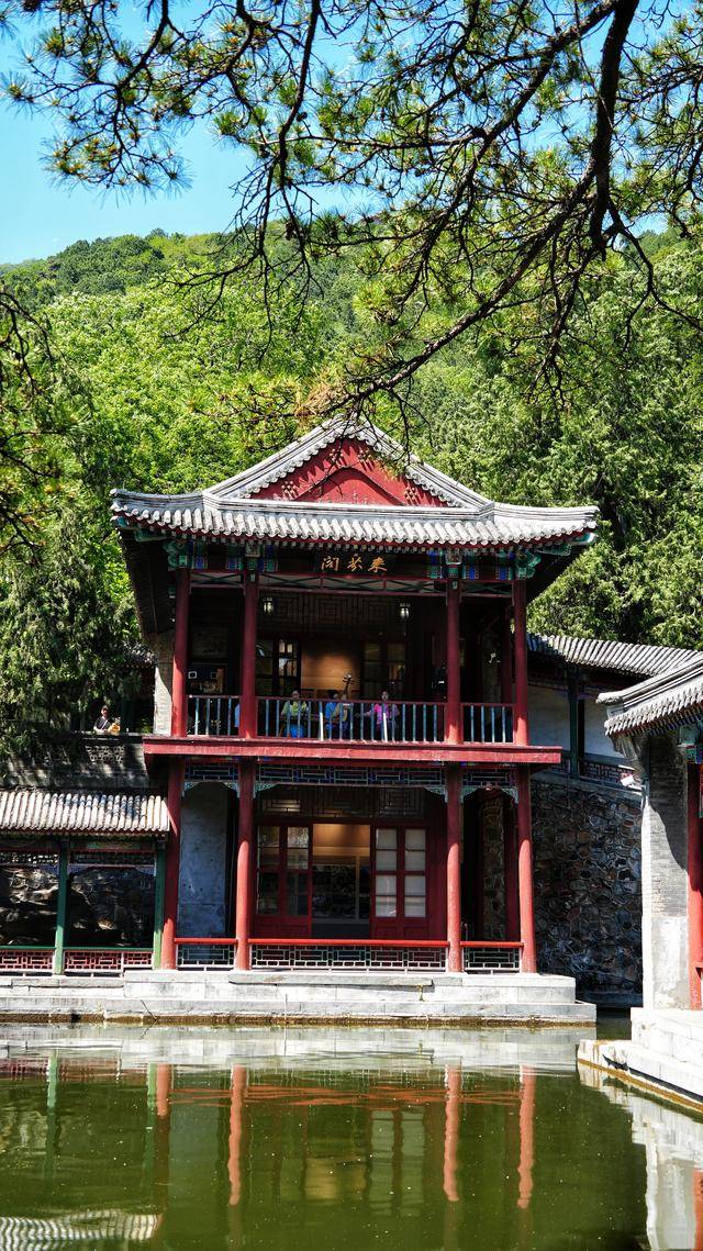 园中一日，尘外千年！明天来香山品茗听乐