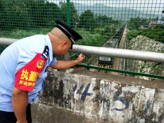 慈利铁警为夏日安全“上紧发条”