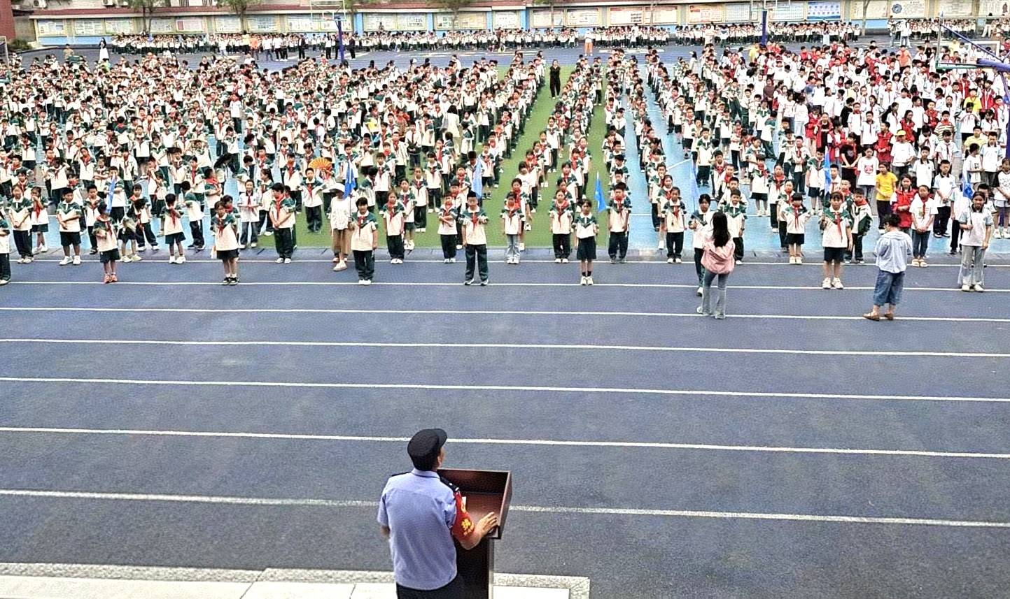 麻阳铁警入校给学生上“辅导课”