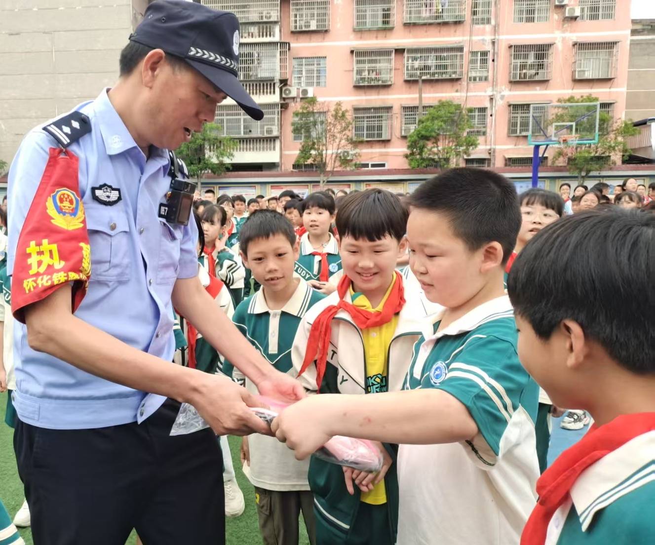 麻阳铁警入校给学生上“辅导课”